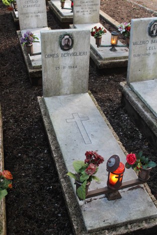 Tombe perpetue dedicate ai caduti per la Libertà, decorate con fiori e lumini commemorativi.