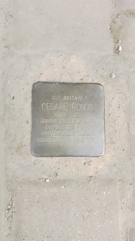 Pietra d'inciampo a Ronco in memoria di Cesare Ronco, vittima dell'Olocausto.
