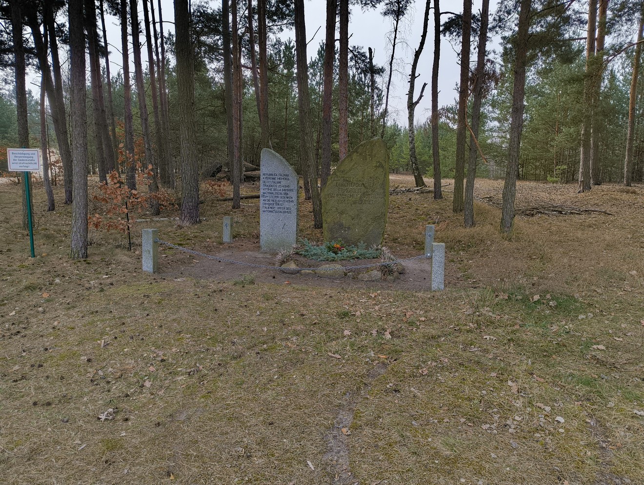 Monumento commemorativo immerso nel bosco, dedicato alle vittime del massacro di Treuenbrietzen.