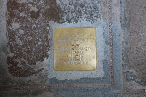 Pietra d'inciampo dedicata a Enzo Polacco, vittima dell'Olocausto ad Auschwitz nel 1943.