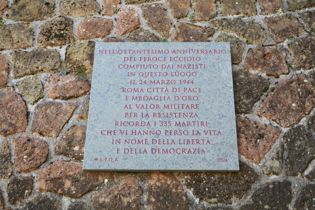 Lapidi commemorative del Mausoleo delle Fosse Ardeatine, ricordano l'eccidio del 24 marzo 1944.