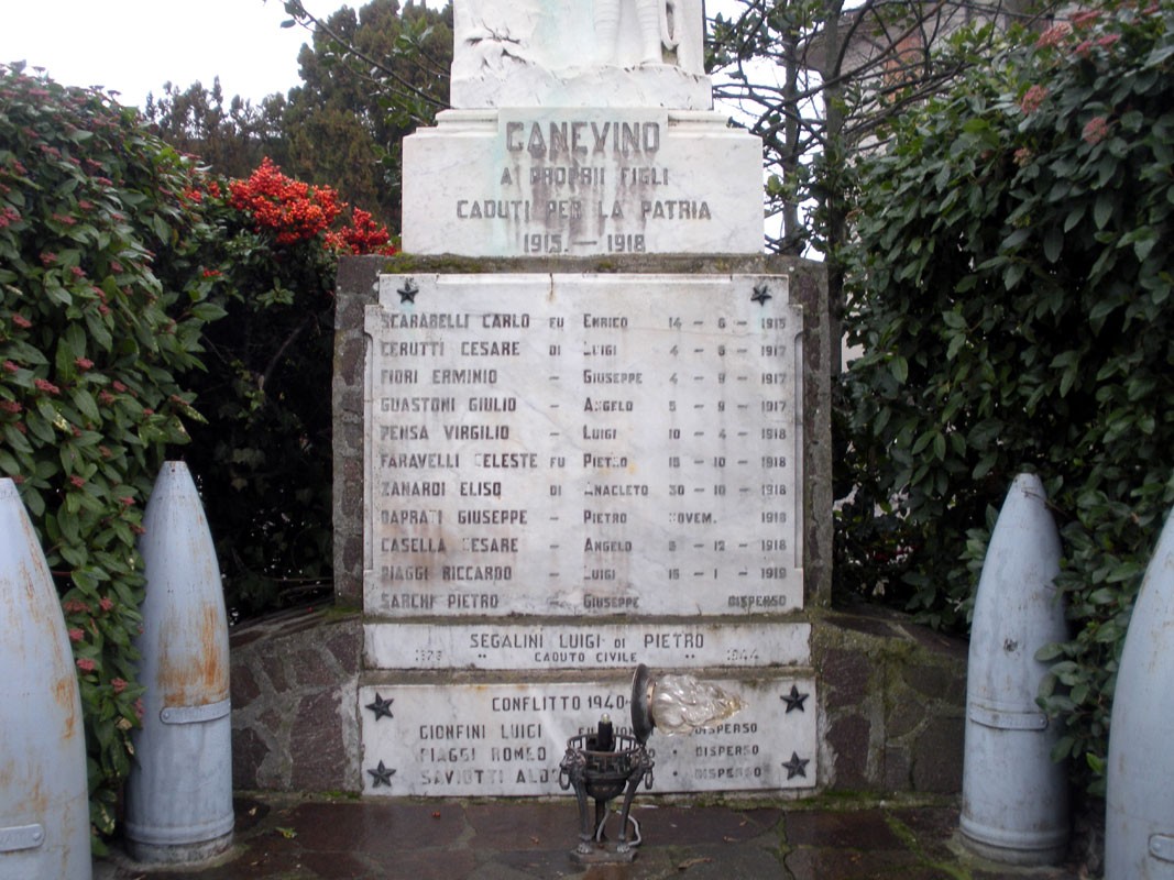 Monumento ai caduti di Canevino, omaggio ai soldati della Grande Guerra 1915-1918.