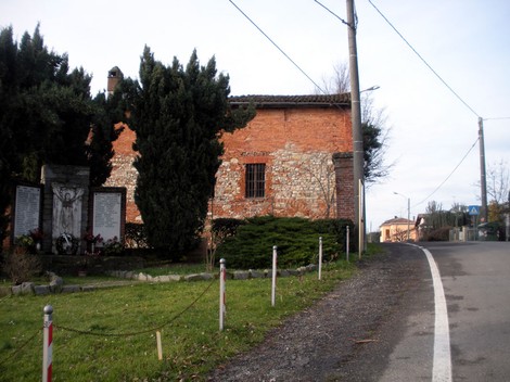 Monumento ai Caduti di Fornello, memoriale dedicato ai soldati della zona, immerso nel verde e nella tranquillità.