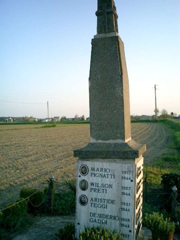 Monumento commemorativo ai lavoratori coatti uccisi, situato in un'area rurale aperta.