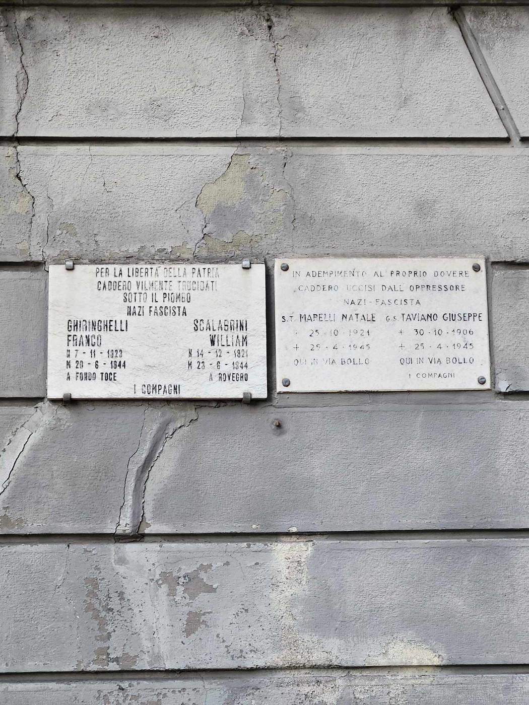 Lapide commemorativa per Mapelli e Taviano, in memoria di vittime e fatti storici locali.