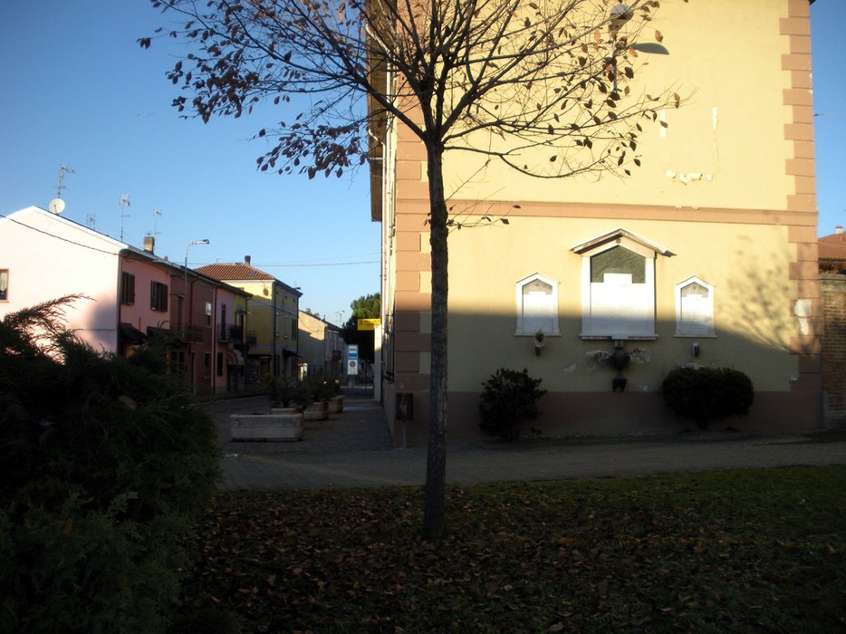 Lapide commemorativa dei caduti nella Guerra di Liberazione a Castelletto di Branduzzo, in un ambiente urbano.