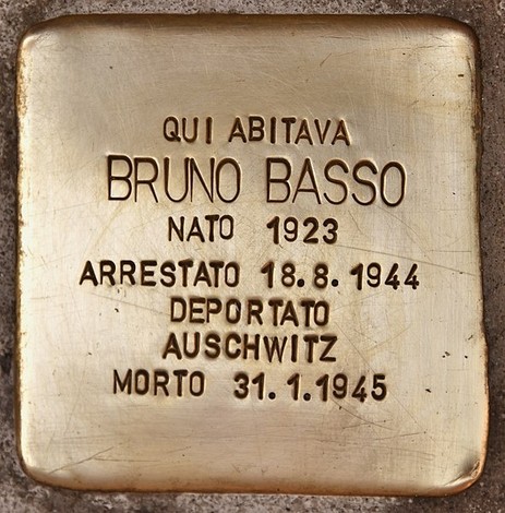 Pietra d'inciampo di Bruno Basso con informazioni sulla sua vita e deportazione. Commemorazione storica importante.