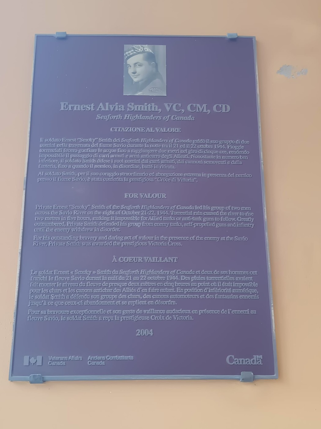 Targa commemorativa dedicata a Ernest Alvia Smith, soldato dei Highlanders del Canada, situata su una parete.