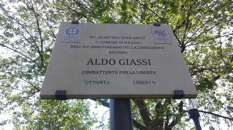 Targa commemorativa dedicata ad Aldo Giassi, combattente per la libertà, nel quartiere di Milano.