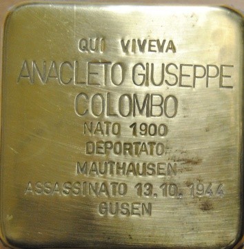 Pietra d'inciampo in ottone incassata nella pavimentazione, con iscrizione dedicata a Anacleto Giuseppe Colombo.
