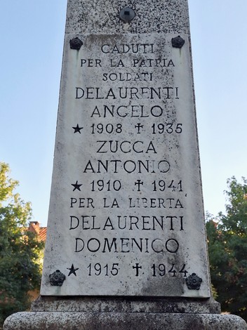 Monumento in pietra a forma di obelisco, con iscrizione dedicata ai caduti per la patria e per la libertà.