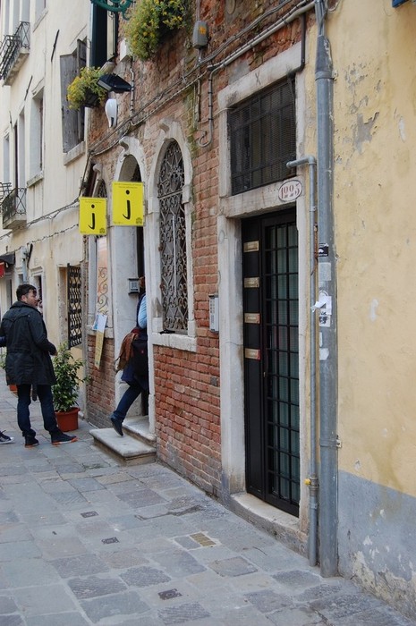 Pietre d'inciampo dedicate alle sorelle Clerle, Grassini e Aboaf in un contesto urbano veneziano.
