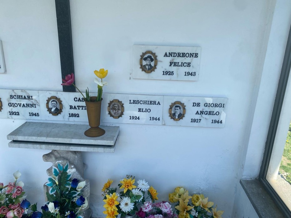 Cappella commemorativa con lastre in memoria dei caduti nella lotta per la libertà. Fioriere adornano l'ambiente.