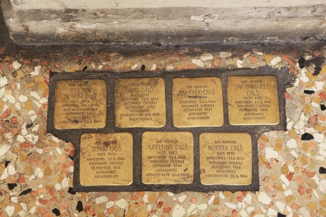 Pietre d'inciampo dedicate alla famiglia Calò, commemorando vittime del regime nazista.