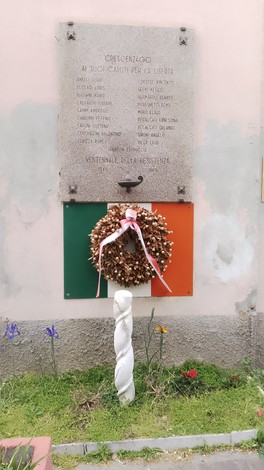 Lapide commemorativa con corone d'alloro e simboli nazionali in onore dei caduti per la libertà a Crescenzago.