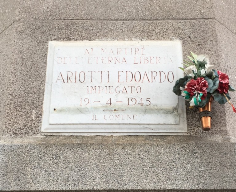 Lapide commemorativa in onore di Edoardo Ariotti, martire della libertà, datata 19 aprile 1945.