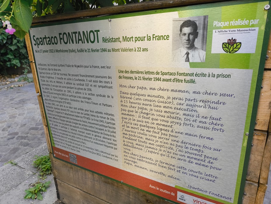 Targa commemorativa dedicata a Spartaco Fontanot, partigiano italiano, ricordato per il suo sacrificio nella Resistenza.