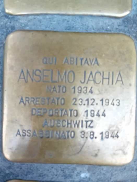 Pietra d'inciampo in ottone incassata nel selciato, con iscrizione dedicata ad Anselmo Jachia.