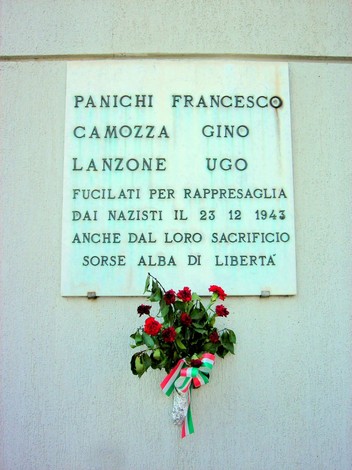 Lapide commemorativa dedicata a Panichi, Camozza e Lanzone, fucilati dai nazisti nel 1943.