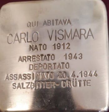 Pietra d'inciampo in ottone incassata nel selciato, con iscrizione dedicata a Carlo Vismara.