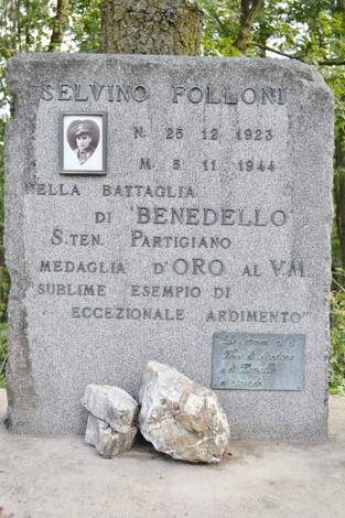 Cippo commemorativo a Folloni in onore di Selvino Folloni, caduto nella battaglia del 1944.