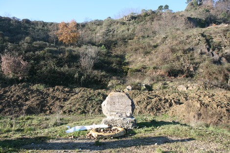 Cippo di Laiano, monumento situato in un paesaggio naturale suggestivo e ricco di storia.