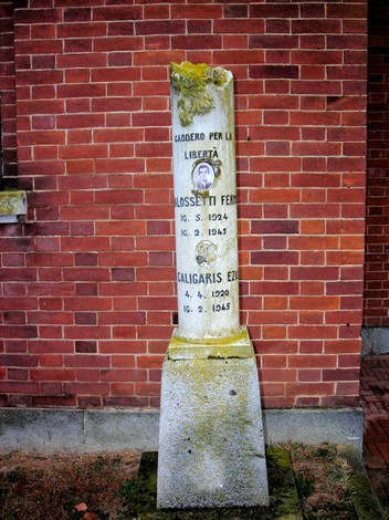 Cippo commemorativo dedicato a Balossetti e Caligaris, in memoria della loro libertà e sacrificio.