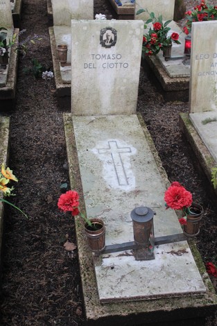 Tombe perpetue decorate con fiori, dedicate ai caduti per la Libertà, in un cimitero commemorativo.