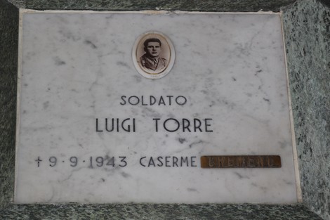 Sacrario dei caduti per la Liberazione, omaggio ai soldati con nomi e date di commemorazione.