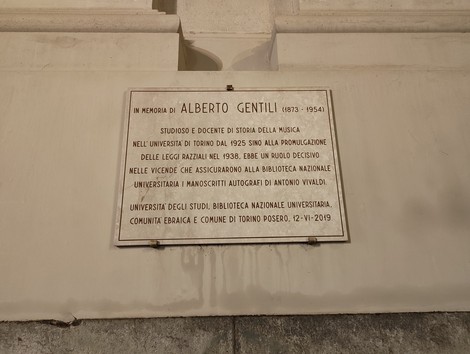 Lapide commemorativa dedicata ad Alberto Gentili, studioso di storia della musica, situata presso l'Università di Torino.