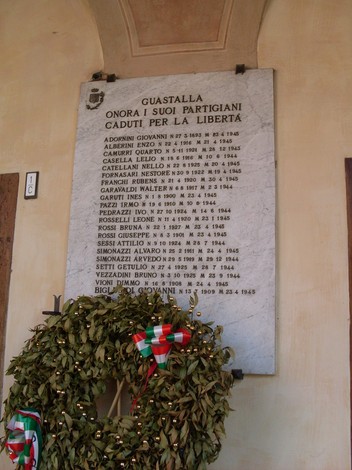 Lapide commemorativa dedicata ai Caduti Partigiani di Guastalla, simbolo di resistenza e libertà.
