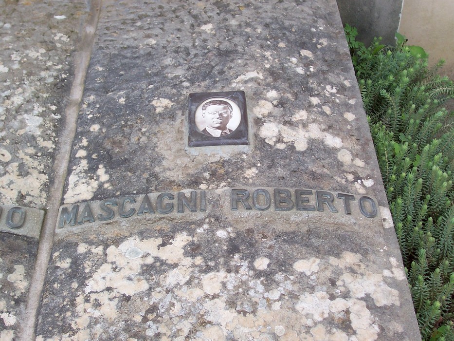 Sepolcro dedicato ai caduti di Pian d'Albero, con lapide e foto commemorativa.