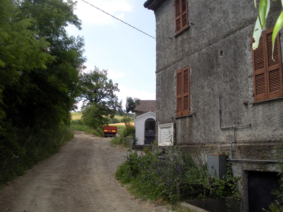 Lapide ai caduti di Cascina Valorsa, situata lungo una strada rurale immersa nella natura.