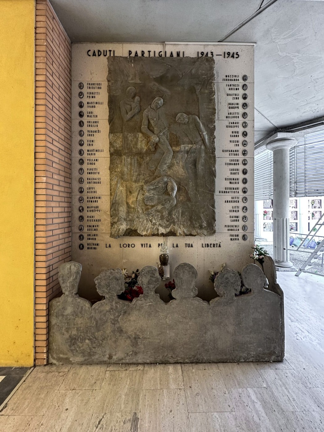 Monumento commemorativo dedicato ai caduti per la libertà a Soliera, onora i partigiani del 1943-1945.