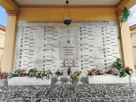 Sacrario dei Caduti Partigiani, commemorazione con lapidi e fiori in memoria dei combattenti per la libertà.