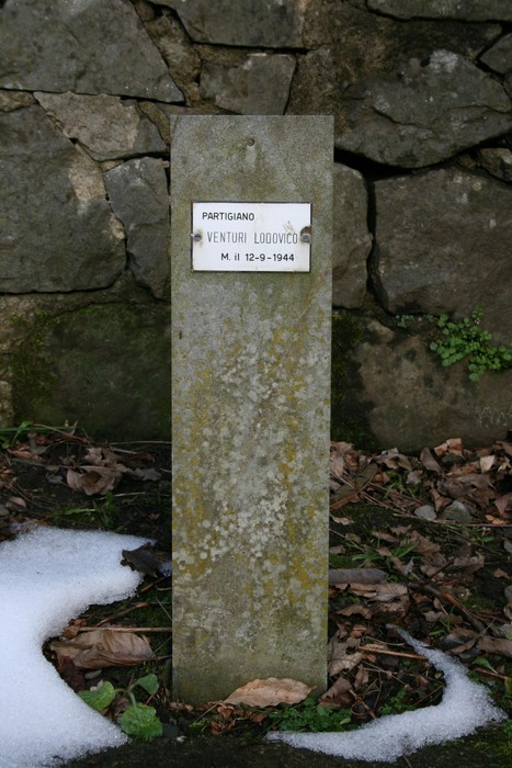 Monumento commemorativo nel "Giardino dei caduti", dedicato ai partigiani. Un tributo alla memoria e al sacrificio.
