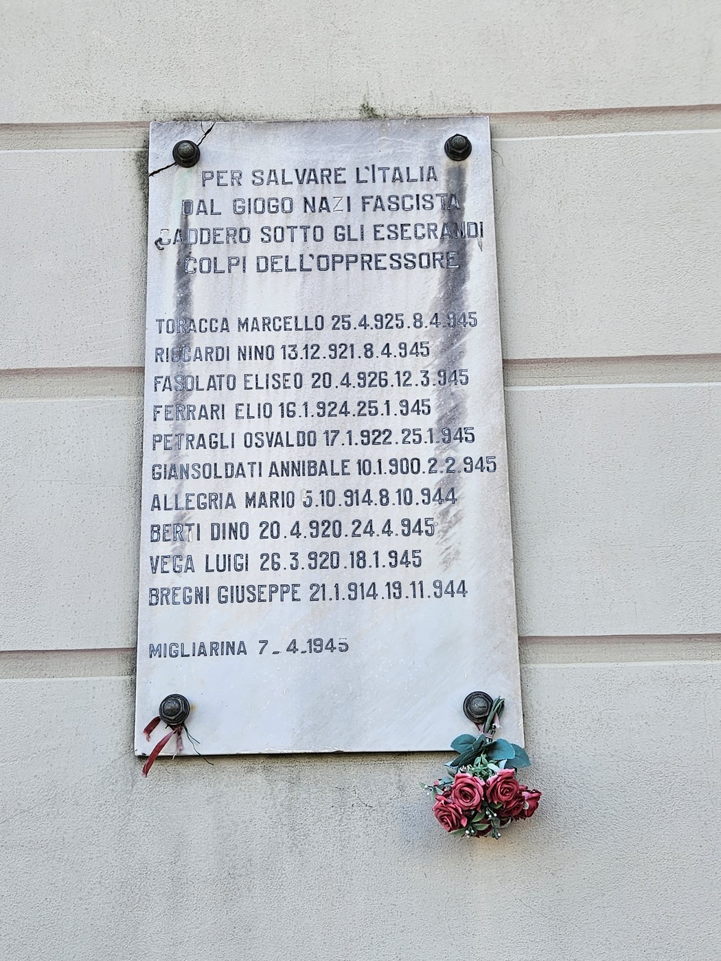 Lapide commemorativa dedicata ai caduti per la libertà a Migliarina, con nomi e date incisi.
