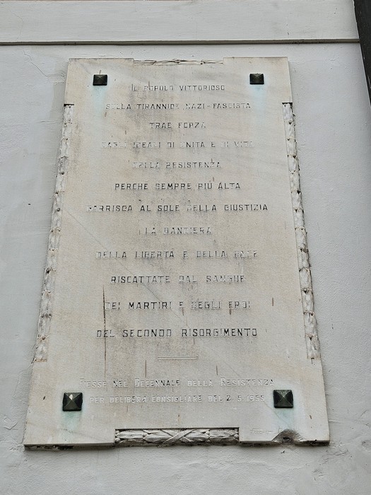 Lapide commemorativa dedicata alla Resistenza contro il fascismo, con iscrizioni di memoria storica.
