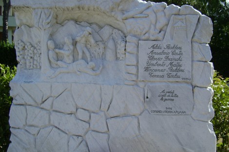 Monumento ai caduti civili, in memoria delle vittime innocenti di conflitti e violenze. Realizzato in marmo.