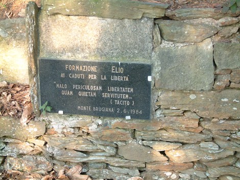 Targa commemorativa nel Parco della Resistenza del Monte Brugiana, dedicata ai caduti per la libertà.