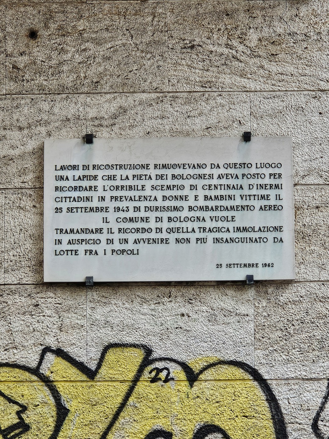 Lapide che commemora le vittime del bombardamento di Bologna del 25 settembre 1943, con un messaggio di memoria.