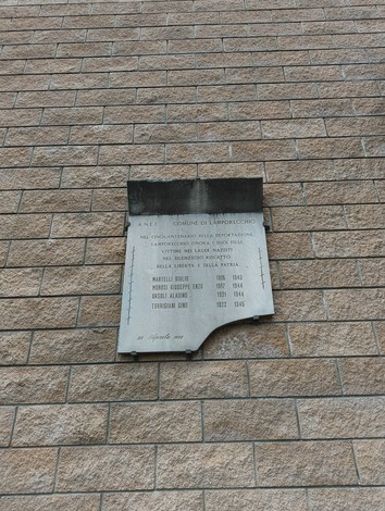 Lapide commemorativa in memoria delle vittime dei lager di Lamporecchio.