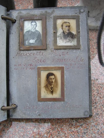 Sepolcro dei caduti di Pian d'Albero, con fotografie dedicate alla memoria dei soldati.