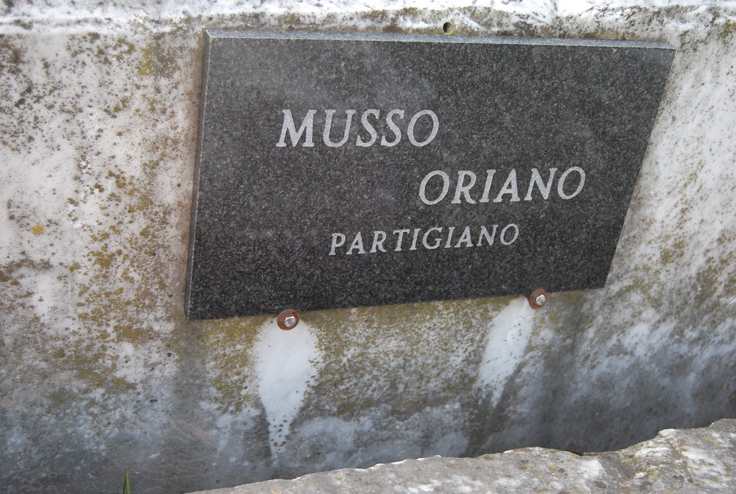 Targa commemorativa dedicata al partigiano Oriano Musso nel Parco della Resistenza di Caniparola.
