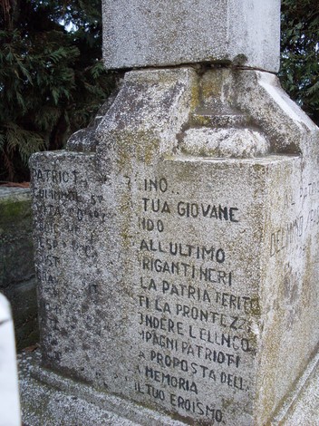 Cippi commemorativi con iscrizioni, simbolo di memoria storica a Cervi.