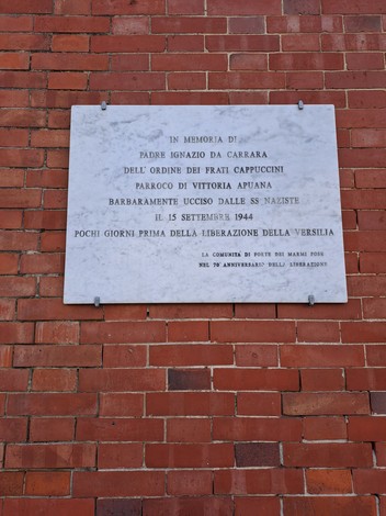 Lapide commemorativa dedicata a Padre Ignazio da Carrara, ucciso dai nazisti il 15 settembre 1944.