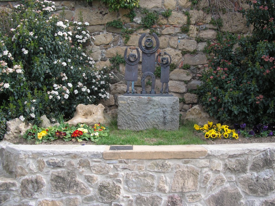 Monumento per la strage evitata, un'omaggio evocativo alla vita e alla speranza, circondato da fiori.