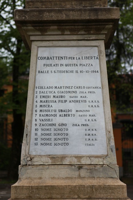Il Monumento ai caduti per la Libertà, dedicato ai combattenti, si erge con un'atmosfera solenne tra gli alberi.