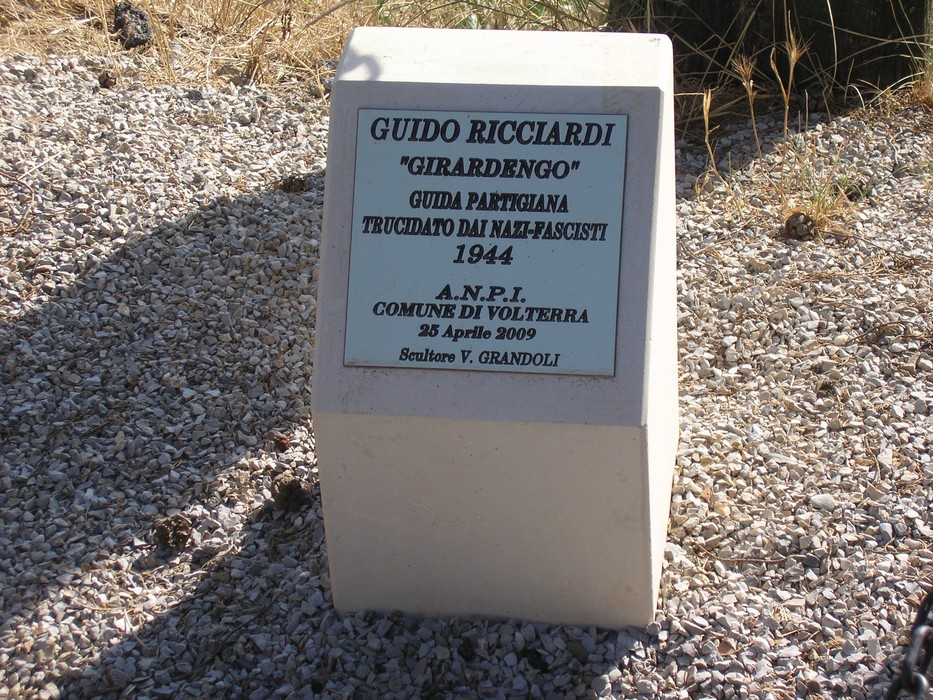Monumento commemorativo a Guido Ricciardi, partigiano ucciso dai nazifascisti nel 1944, situato a Volterra.