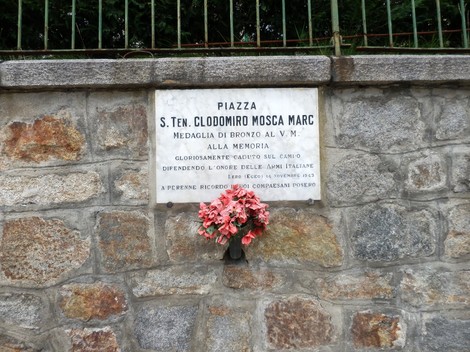 Lapide commemorativa dedicata a S. Ten. Clodomiro Mosca a Mosca, con fiori in ricordo del valoroso.